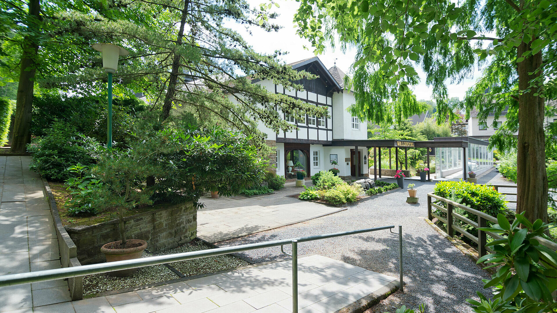 Eingang des Romantik Waldhotel Mangold von der Waldseite in Bergisch Gladbach-Bensberg