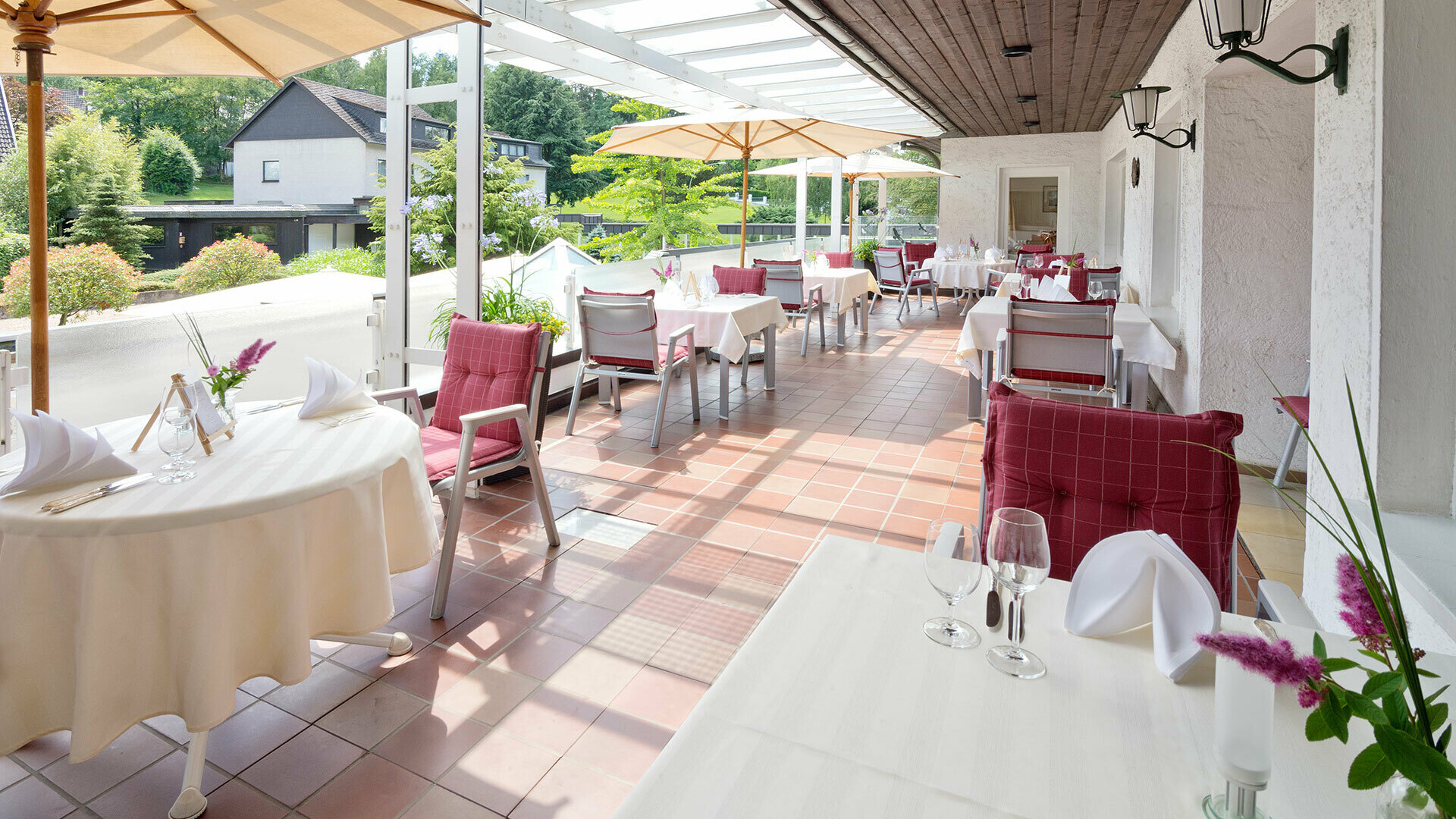 Südterrasse Gedeckte Tische auf der überdachten Südterrasse