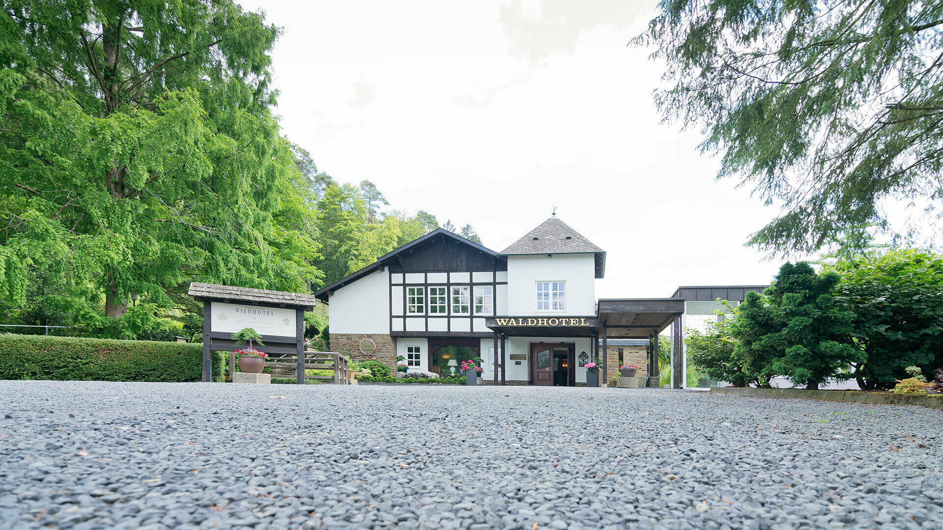 Romantik Waldhotel Mangold im Milchborntal Romantik Waldhotel Mangold im Milchborntal bei Bergisch Gladbach-Bensberg