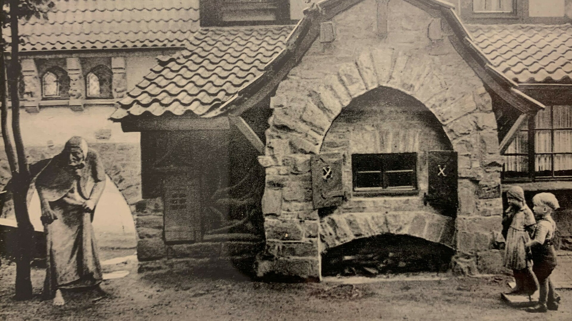 Historisches Foto mit Hänsel, Gretel und der Hexe