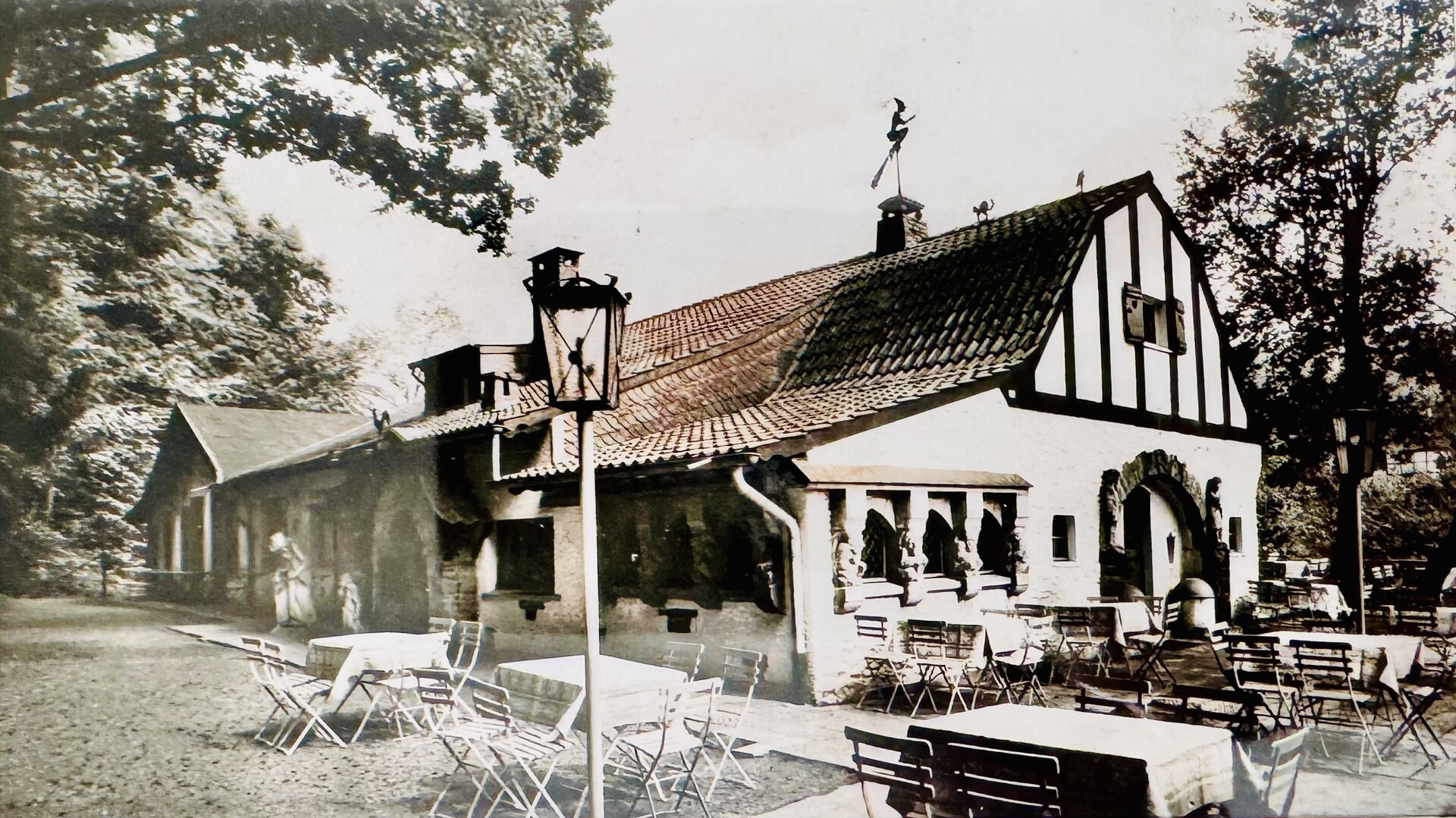 Altes Waldrestaurant mit Hänsel und Gretel