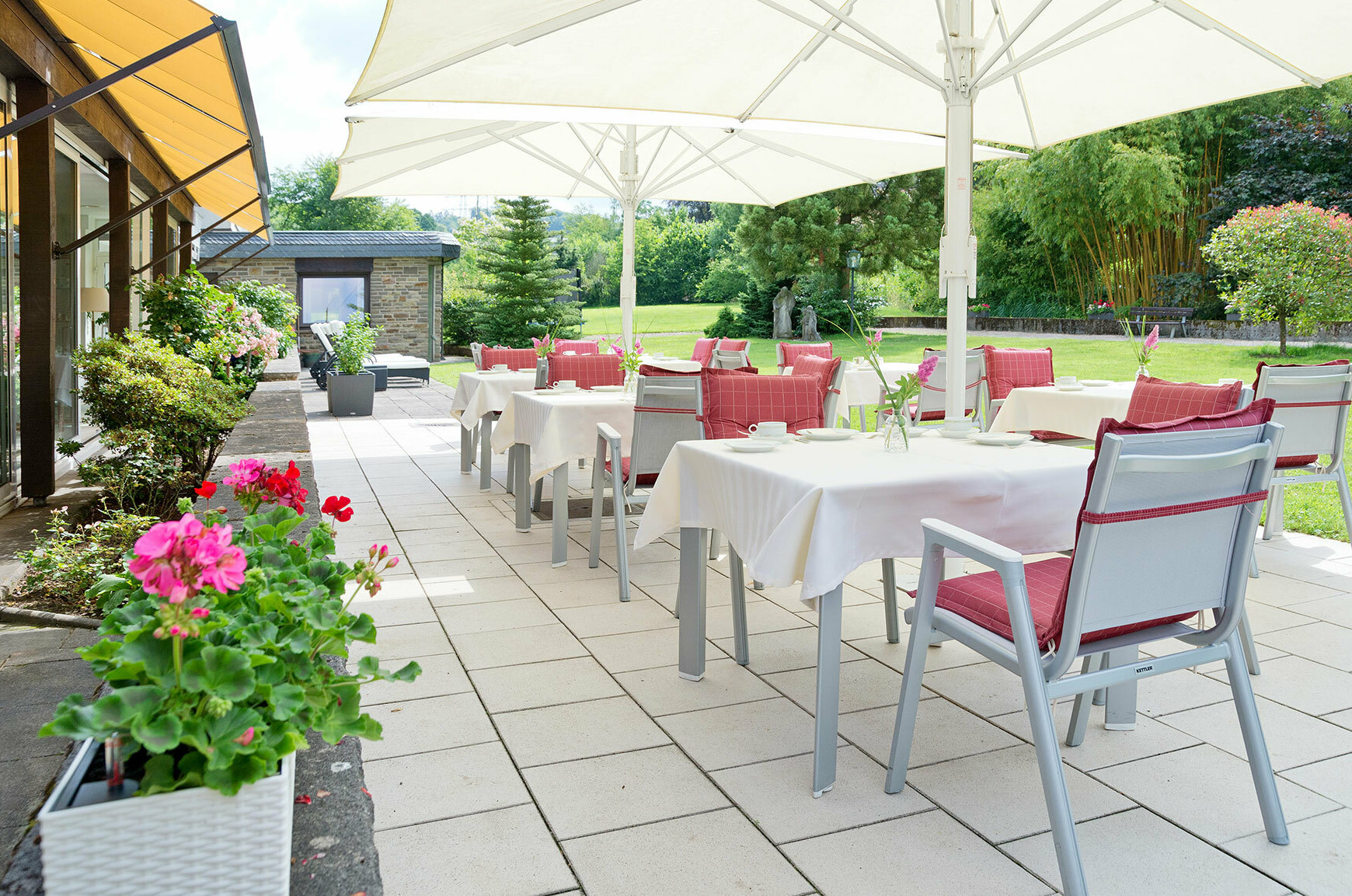 Parkterrasse im Romantik Waldhotel Mangold Parkterrasse des Romantik Waldhotel Mangold im Grünen im Milchborntal