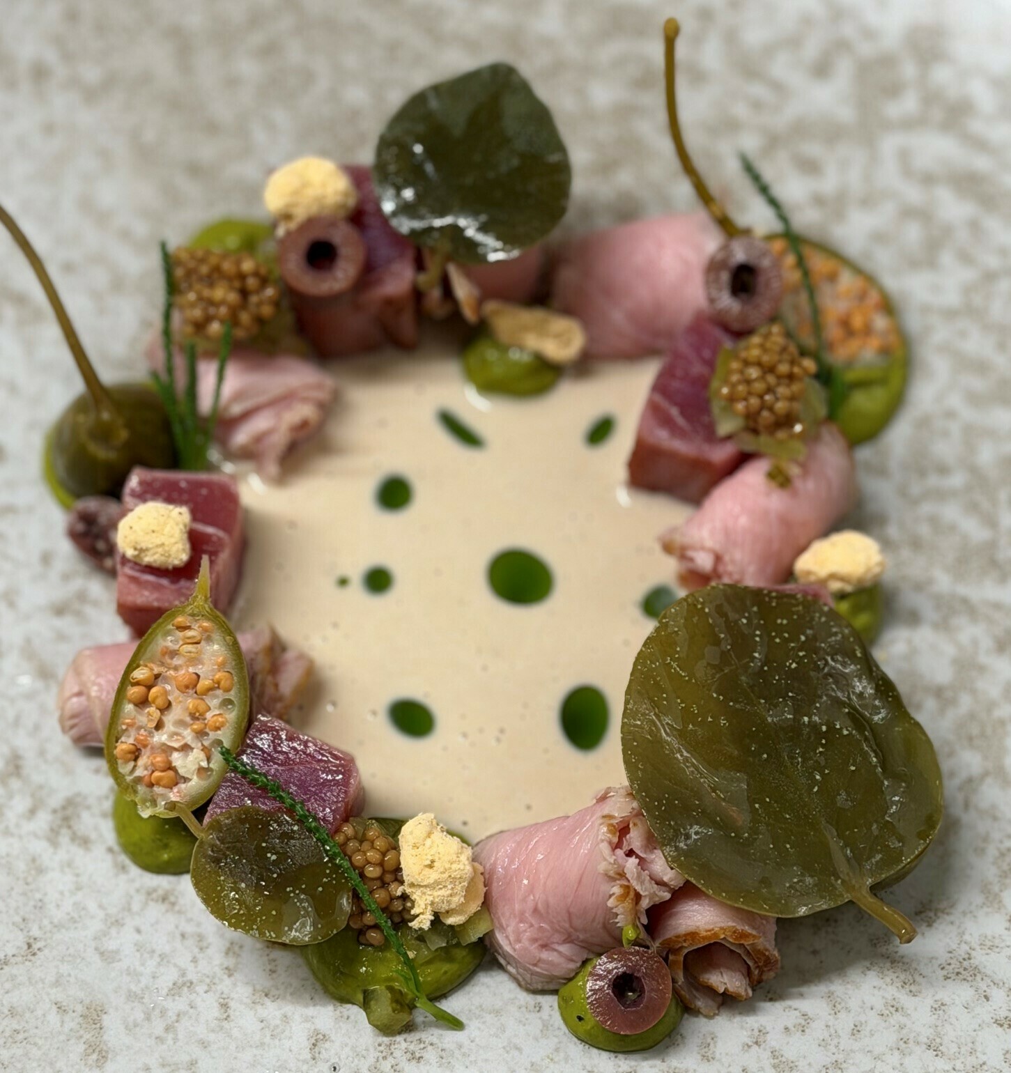 Vitello Tonnato aus der aktuellen Speisekarte Vitello Tonnato mit Saku-Thunfisch Kapernäpfeln Perlzwiebel und Senfkaviar