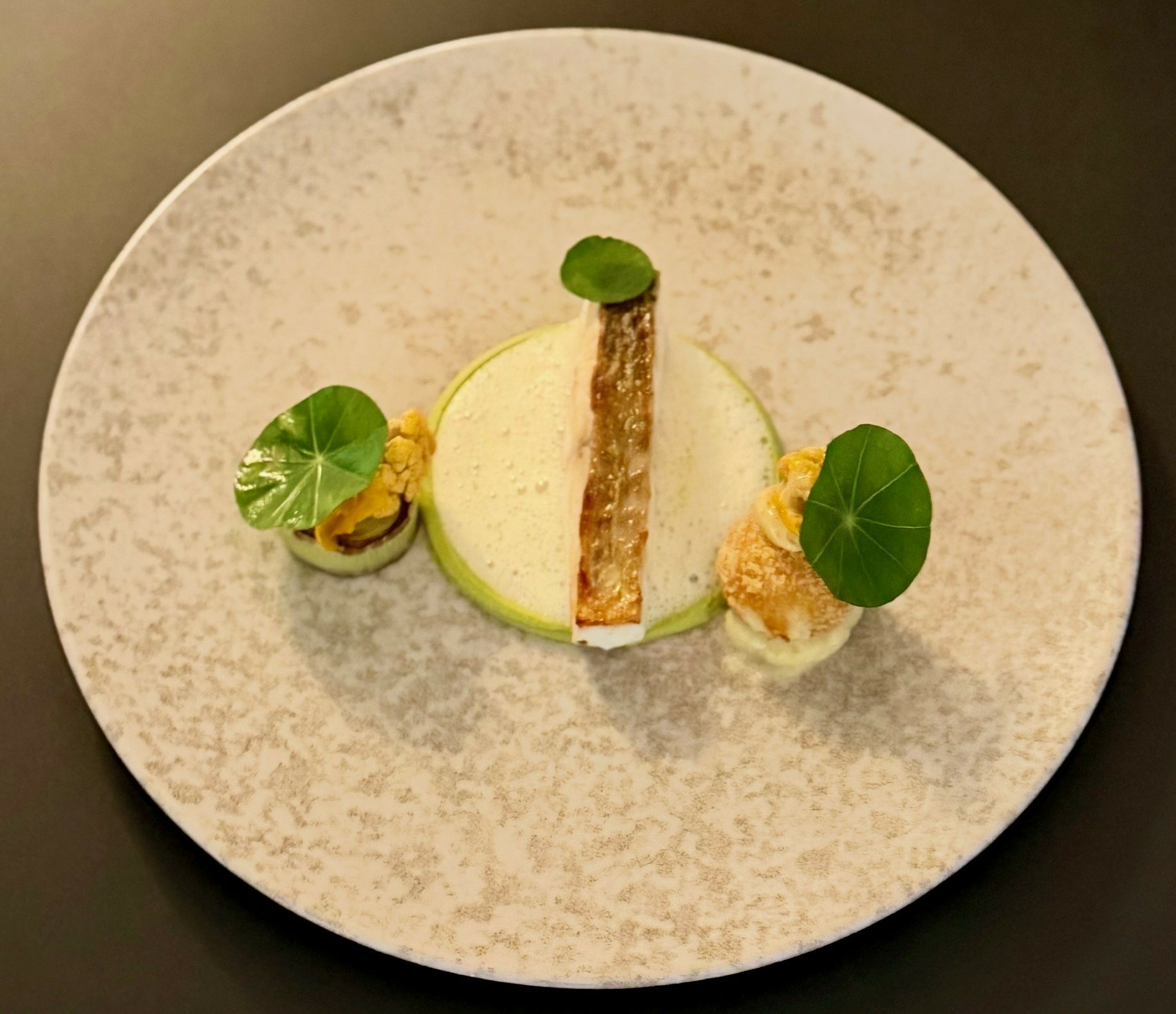 Seehecht mit Blumenkohl Lauch Petersilienwurzel und Bisque