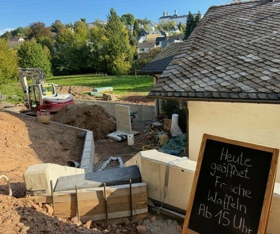 Baustelle der neuen Terrasse auf der Waldseite mit Treppe und Blick Richtung Schloss Bensberg