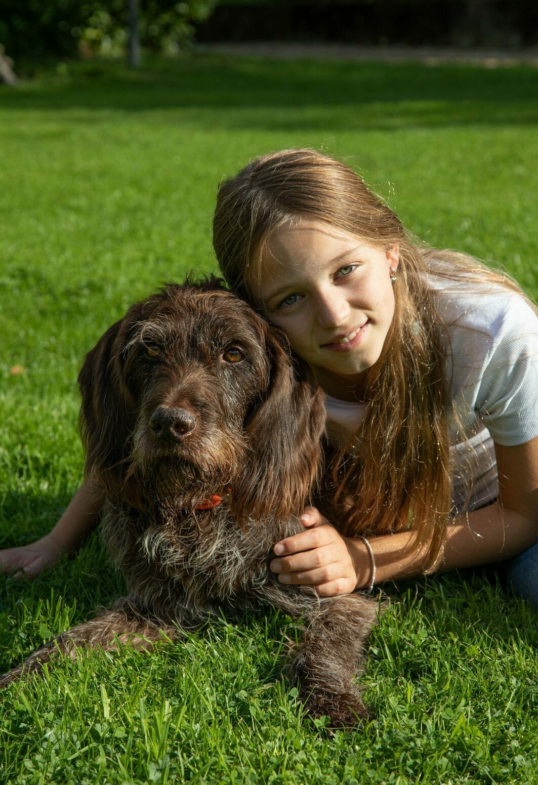 Hannah Mangold mit Hotelhund Cenia im Grünen