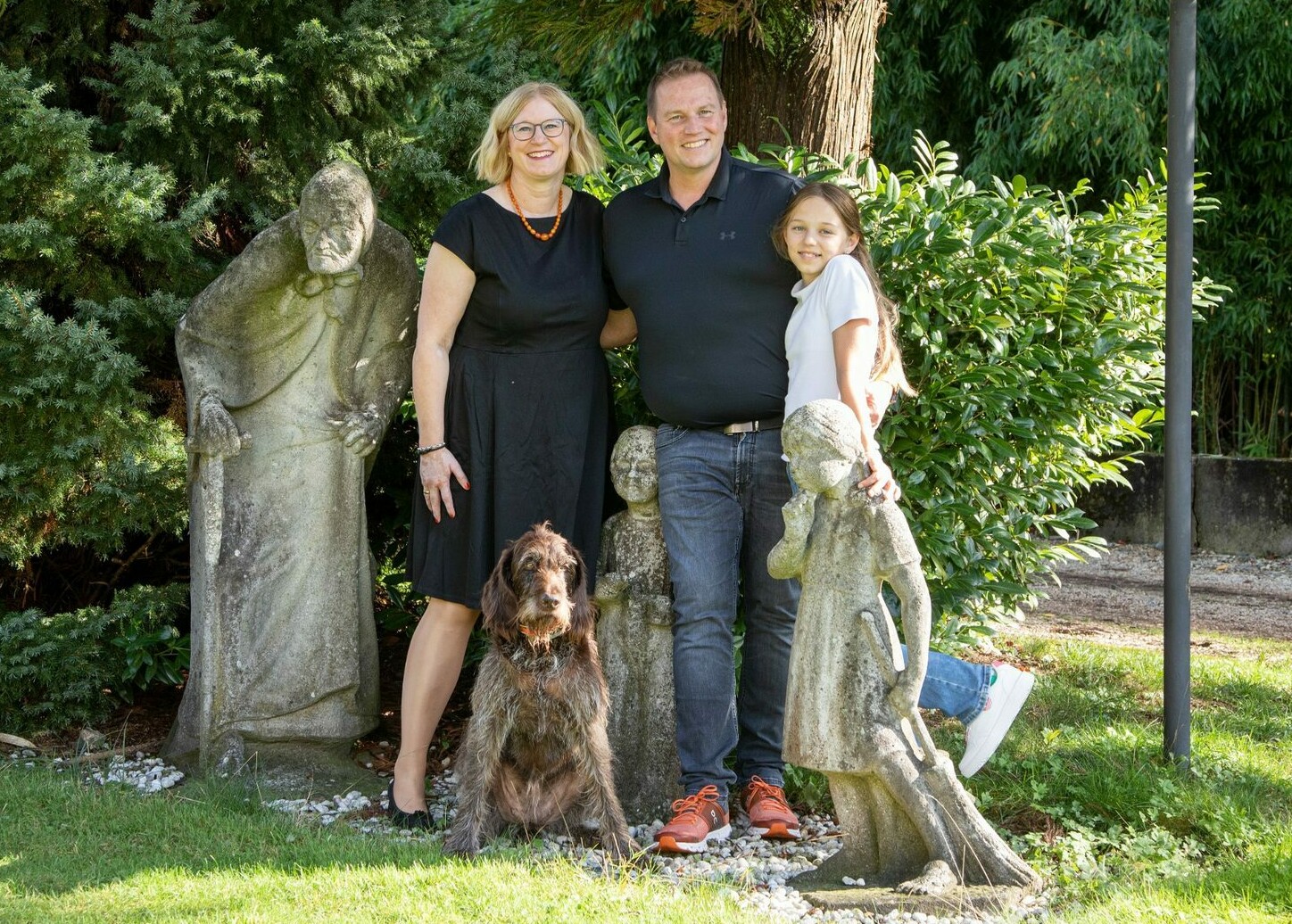 Sonja, Cenia, Jochen und Hannah Mangold bei den Figuren von Hexe, Hänsel und Gretel