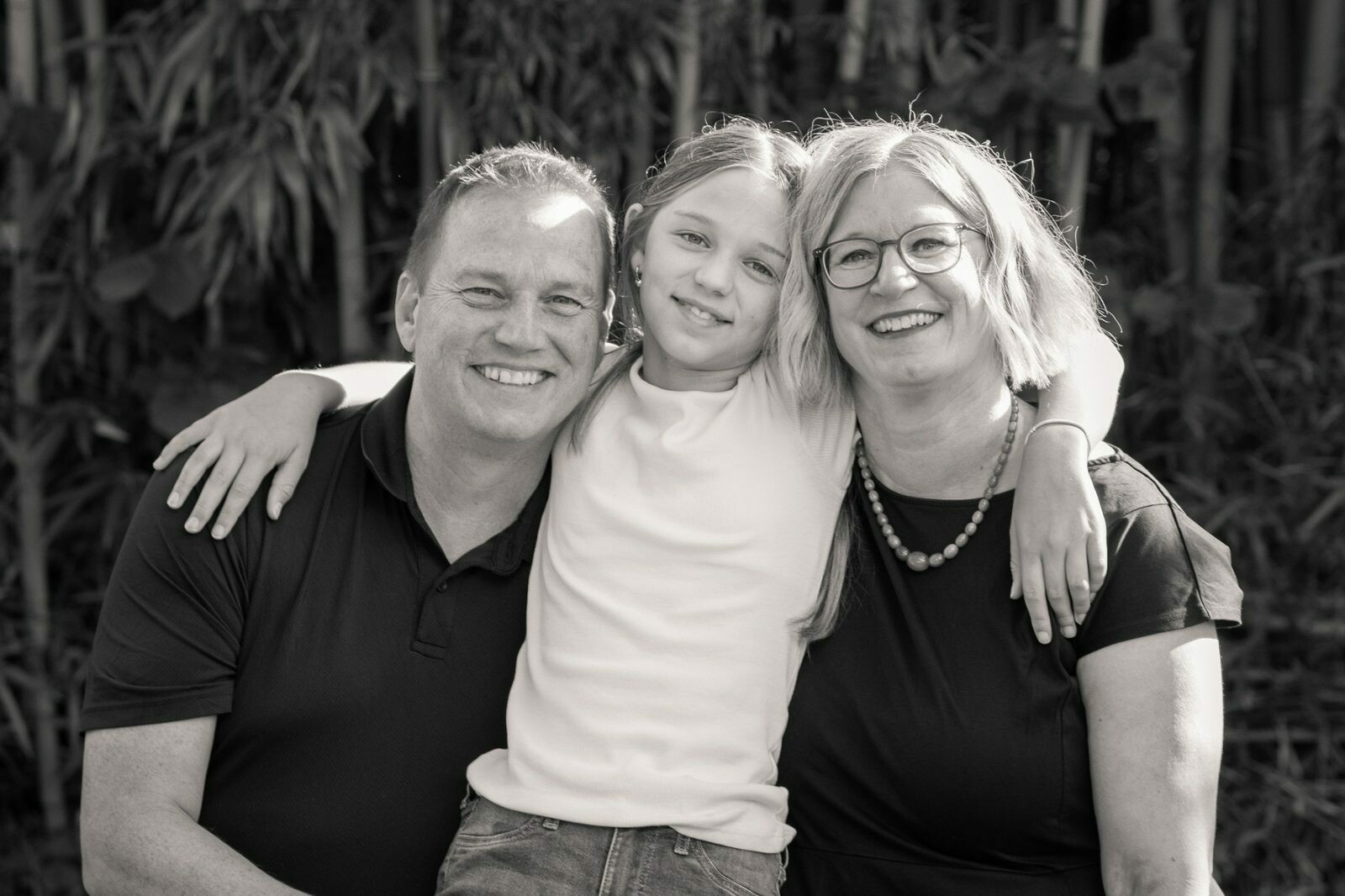 Sonja, Jochen und Hannah Mangold auf einem Schwarz-Weiß-Familienfoto